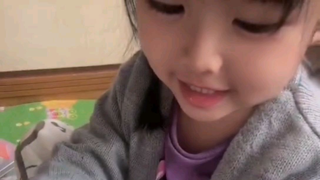 亲子:璇璇说要把指甲画得美美的